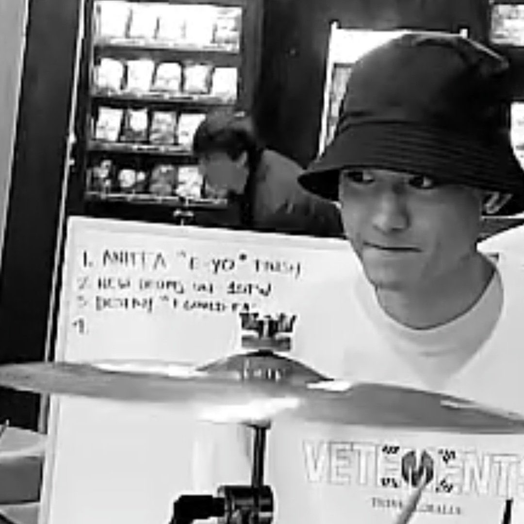 UpdateKBoys's tweet image. 🚨 COMO É? É especulado que o Chanyeol, membro do EXO, faça uma colaboração com a Anitta na faixa “E-YO” de seu primeiro álbum solo. 😨