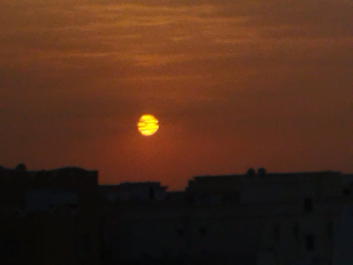 hrefaaz2's tweet photo. The sun looks like a brown dwarf caused by the clouds
4:31PM In Qatar https://t.co/k44C8KR4i0