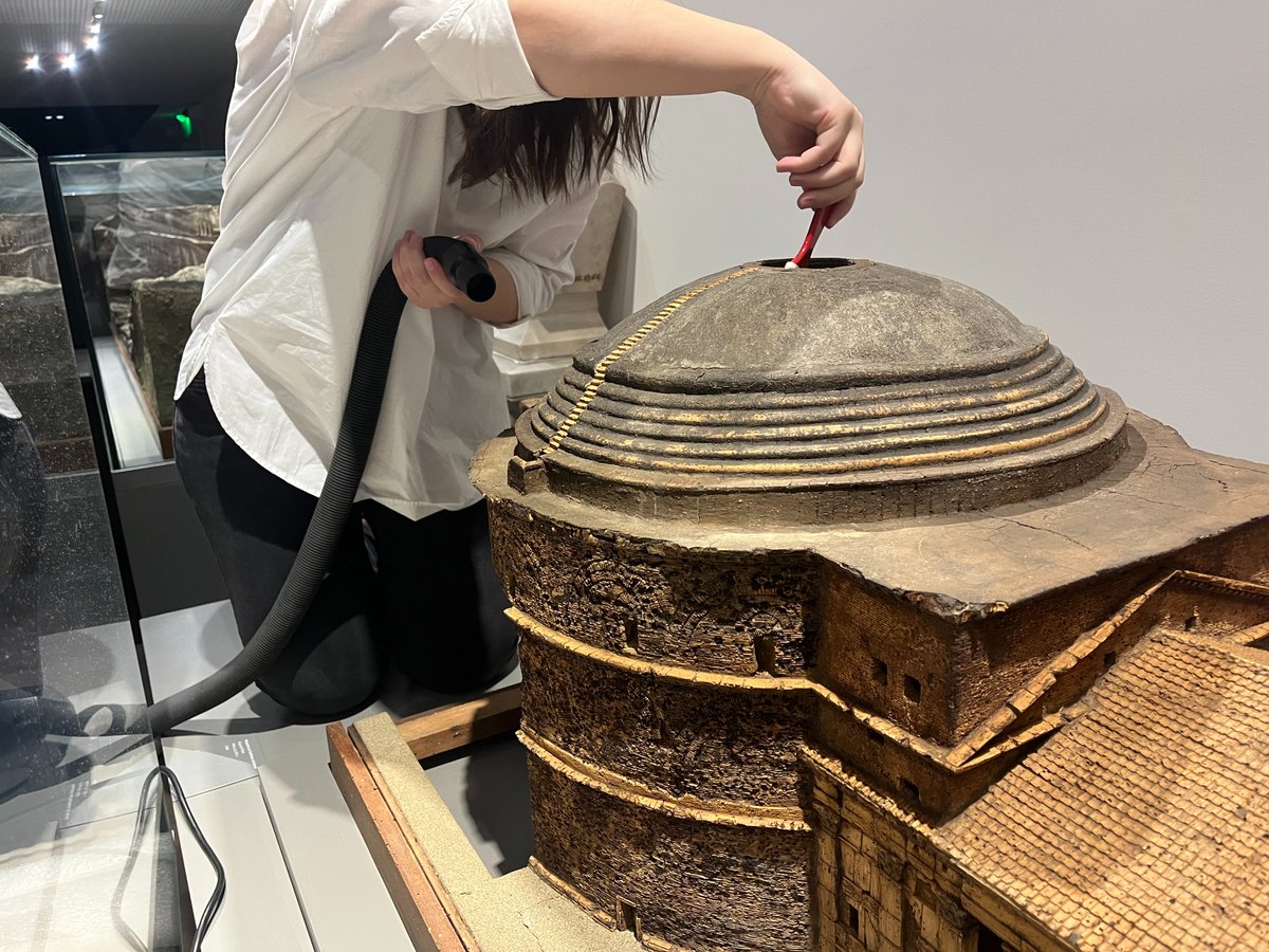 MuseeRomanite's tweet photo. [EN DIRECT] Le Musée de la Romanité est fermé le mardi pendant la période hivernale (novembre à mars).... C'est donc le meilleur moment pour nos équipes de prendre soin de nos oeuvres ! 🏛 https://t.co/SmibTSCs3k