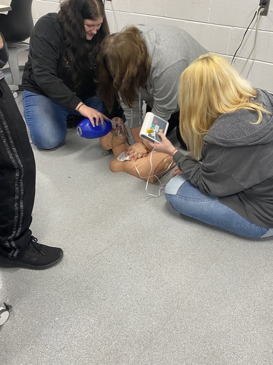 DigitalDevil1's tweet photo. Students in Mrs. Stephen's class are perfecting their CPR skills! They will have the opportunity to earn their CPR certification through AHA. #DevilsDoMore https://t.co/QVYifuYpoq