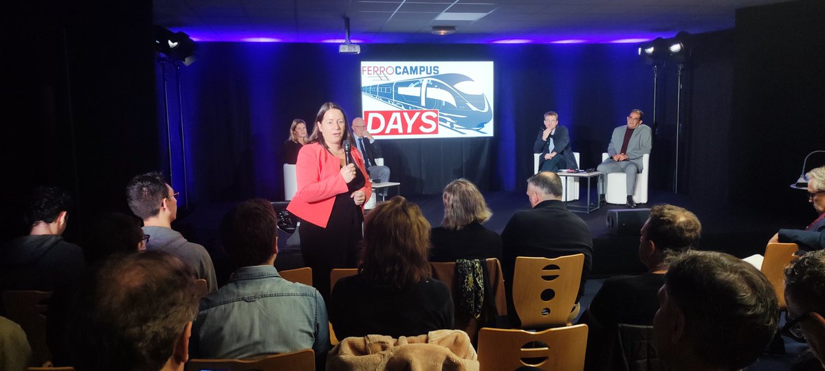 EzgiSeytap's tweet photo. 🚇En direct du @ferrocampus days "En quoi la filière ferroviaire incarne les nouveaux métiers de demain?"
 avec la participation @poleemploi_NA #Saintes accompagné de 20 jeunes. Présentation de l'accompagnement "haute couture #CEJ" Claire SOULIE,directrice territoriale déléguée https://t.co/LN3aEI1maV