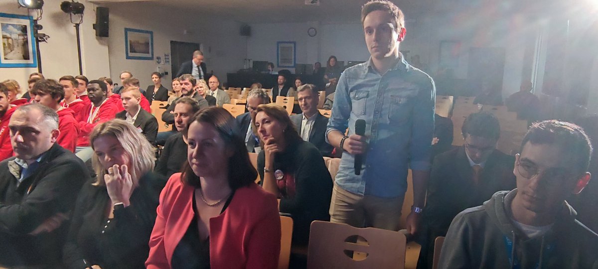 EzgiSeytap's tweet photo. 🚇En direct du @ferrocampus days "En quoi la filière ferroviaire incarne les nouveaux métiers de demain?"
 avec la participation @poleemploi_NA #Saintes accompagné de 20 jeunes. Présentation de l'accompagnement "haute couture #CEJ" Claire SOULIE,directrice territoriale déléguée https://t.co/LN3aEI1maV