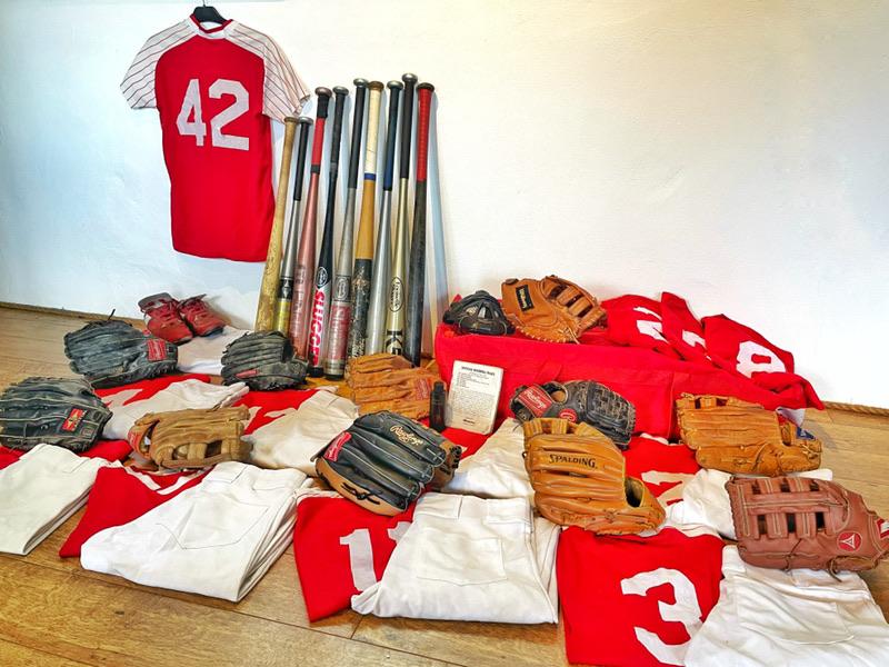 TruroBaseballUK's tweet photo. We had an early Xmas again π
πΌ
The Carroll family donated their baseball gear to our club so we can power more #CornishBaseball !
Many thanks to Patrick, Jude & @LiamCarrollGB ! #XmasCarrolls π
π¬π§ βΎοΈπ¨π¨π¨π₯ πΊπΈ
#BritishBaseball #Truro #Cornwall #BSUK #TruroBlueJays #Co https://t.co/cZLaPaqmlr