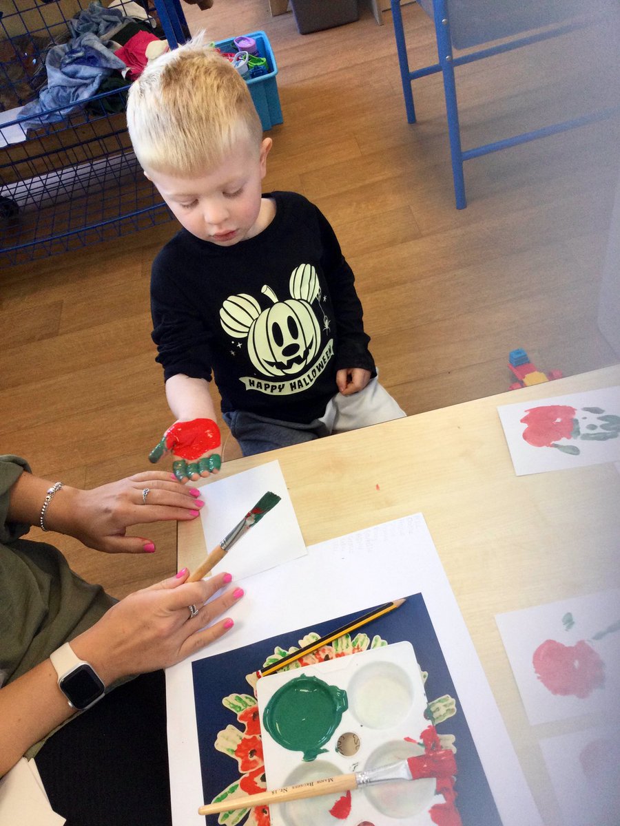 LittleForestNu2's tweet photo. Today Little Forest have been creating a wreath for Remembrance Day. The children all printed their handprints to look like poppies. 🌹

#EYFS #RemembranceDay https://t.co/pCjGuHcfbr