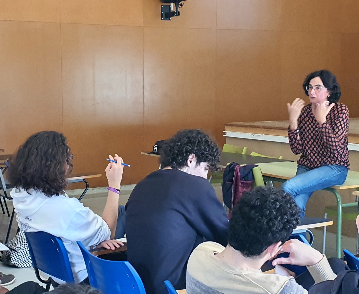 inselcalamot's tweet photo. Avui els alumnes de 2n de BATX han pogut conèixer què és el @termcat, el Centre de terminologia de la llengua catalana. Gràcies a la Cristina i al Termcat han après que "Si ampliem el vocabulari, eixamplem també les idees." (Albert Jané) #SomCalamot #BATCalamot #llenguacatalana https://t.co/3l5EKlNudp