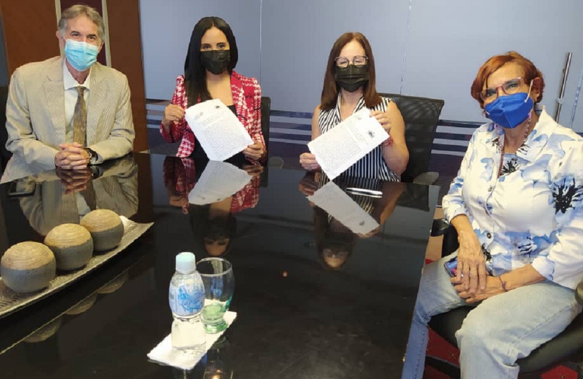 CNP Carabobo y Cevac ratifican convenio para favorecer a periodistas dlvr.it/ScQzfv