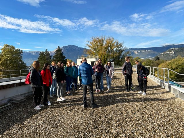CultureUGA's tweet photo. SCOLAIRES // Aujourd’hui, 50 élèves du collège La Vanoise #Modane passent la journée sur le campus @UGrenobleAlpes pour découvrir les coulisses des laboratoires dans le cadre de leur projet Fonds Vittorio Luzzati @Fond_UGA ! 

(1/2) https://t.co/WyB3hml8Uw