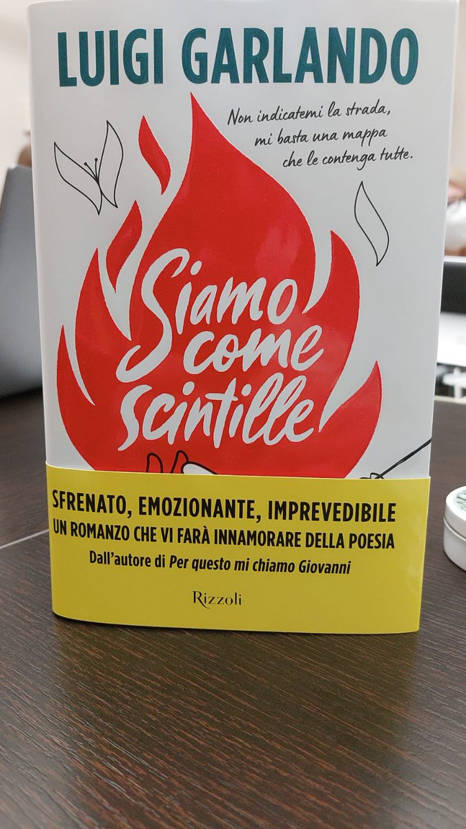 È arrivata Scia’, con le sue ciabatte di pelo rosa, le sue poesie, le sue ansie, i suoi 4 in italiano, il suo milione di follower. Ama lo skyr islandese, ha 16 anni. Vogliatele bene. @RizzoliLibri #siamocomescintille #poesia #amore #amici #scuola