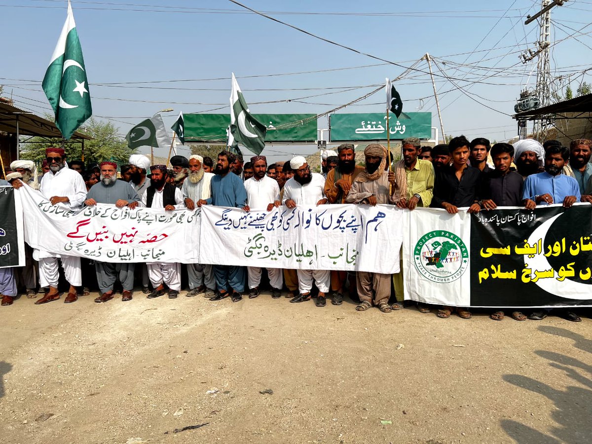 PakSarfrazbugti's tweet image. Finally, people of #DeraBugti realising who is sacrificing blood for the peace &amp;amp; prosperity of #Balochistan. Glimpse of rally in support of FC Balochistan in #DeraBugti today.