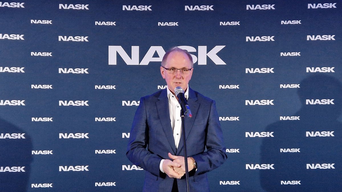 NASK_pl's tweet photo. Dyrektor NASK @wojciechpawlak podczas konferencji #CommonSign: Kwestie identyfikacji elektronicznej, uwierzytelniania i rozwoju usług zaufania są naturalnym obszarem zainteresowań NASK. Odpowiadamy nie tylko za #cyberbezpieczeństwo, ale też realizujemy projekty takie jak #EZDRP. https://t.co/B5XTiGjCcf