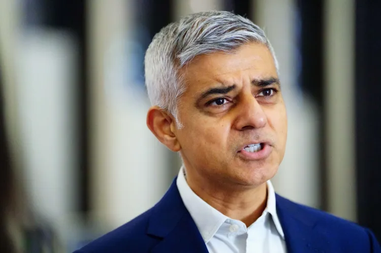 daveatherton's tweet photo. The London Mayor @SadiqKhan is at pains to point out his worries of "climate change," &amp; the sacrifices we all need to make. 

But, it has not stopped him flying 361,146 air miles during time as Mayor. The same as travelling round the world 14 times using 200 tonnes of CO2. https://t.co/ZMY4vaei2j