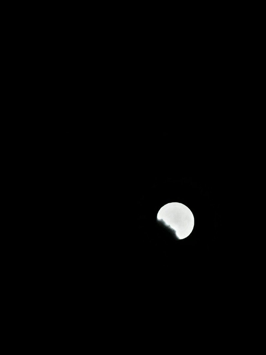 KENsr20det's tweet photo. 携帯では難しいからはよ帰ろっと😨

#皆既月食2022
#iPhone14Pro https://t.co/9DVrC34NgJ