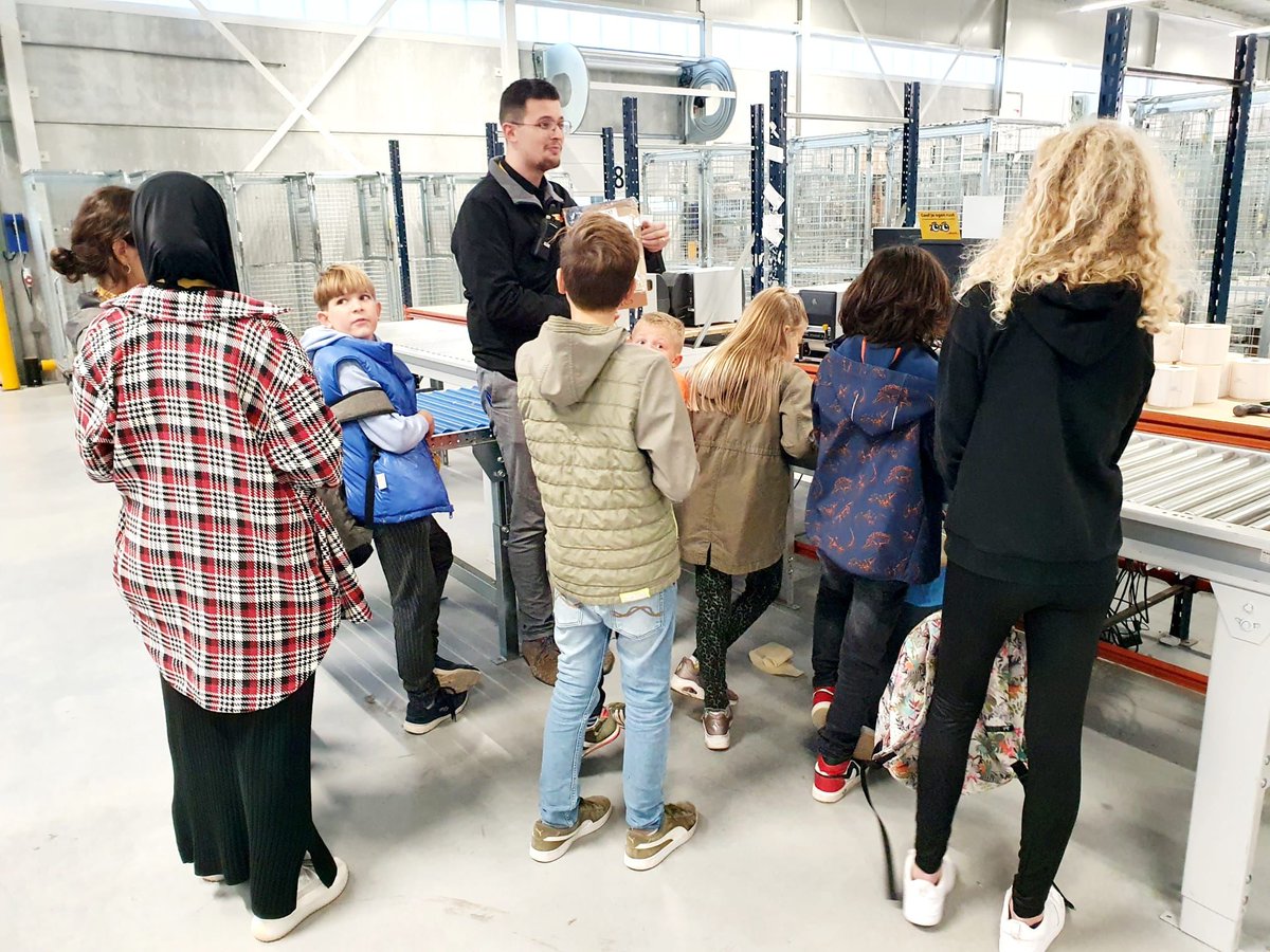 PiezoTalentenAc's tweet photo. Deelnemers van de Piëzo TalentenAcademie ontdekken dit blok het #beroep Eigen Ondernemer! Ontzettend leuk en interessant om te leren wat er voor  nodig is om voor jezelf te beginnen. Manager van @DHLNL Zoetermeer geeft de kids een kijkje achter de schermen. Dank! @stichtingpiezo https://t.co/7ZPTx2sbWy