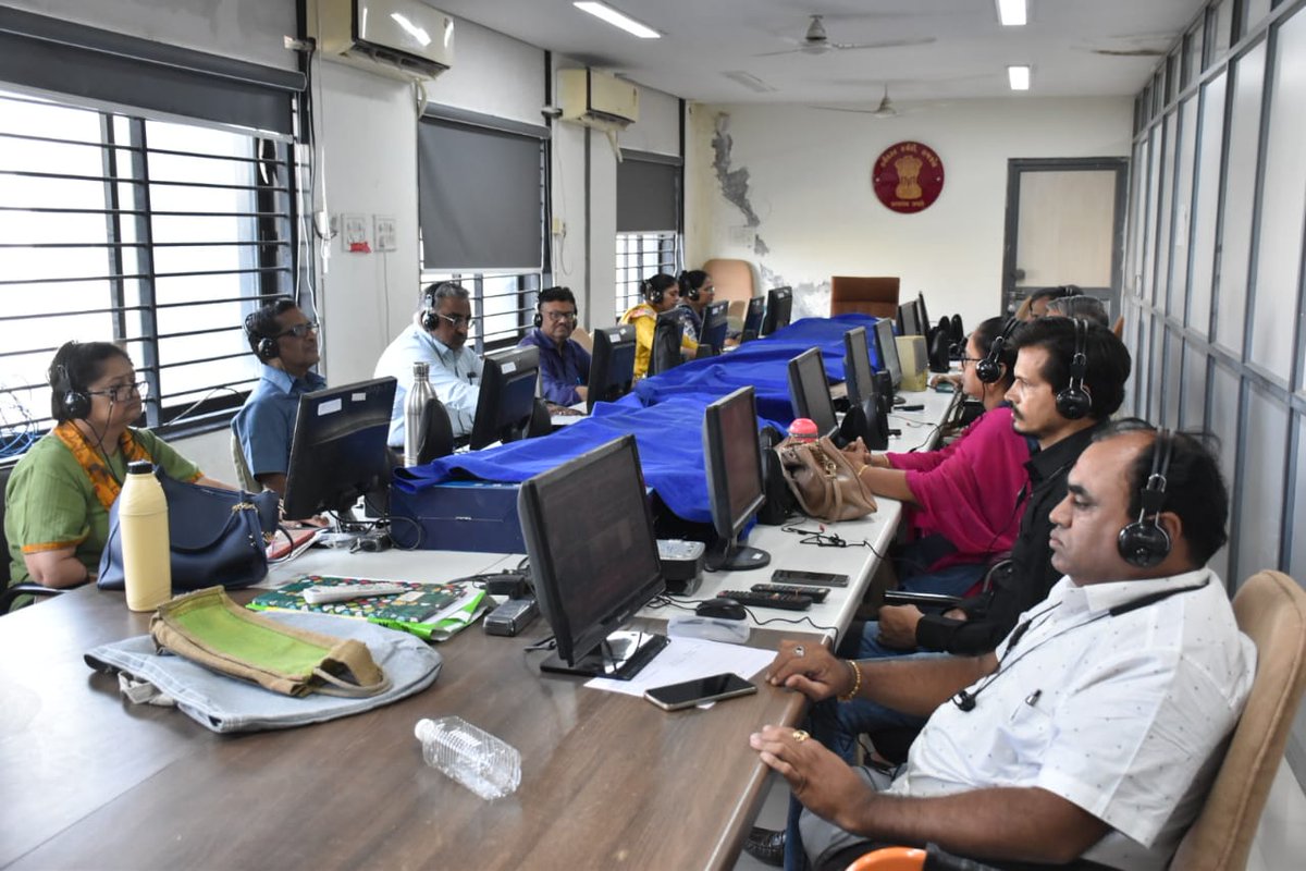 પ્રચાર માધ્યમો દ્વારા આચાર સંહિતાનો ભંગ ન થાય તે સુનિશ્ચિત કરવા મીડિયા સર્ટીફીકેશન અને મોનીટરીંગ કમિટી(MCMC) ની રચના કરવામાં આવી છે.3 શિફ્ટના આયોજન સાથે આશરે ૪૫ લોકોના સ્ટાફ થકી ૨૪ કલાક મીડિયા કન્ટ્રોલ રૂમમાં ઇલેક્ટ્રોનિક માધ્યમોનું સતત નિરીક્ષણ કરવામાં આવી રહ્યું છે <a href="/CEOGujarat/">Chief Electoral Officer, Gujarat</a>