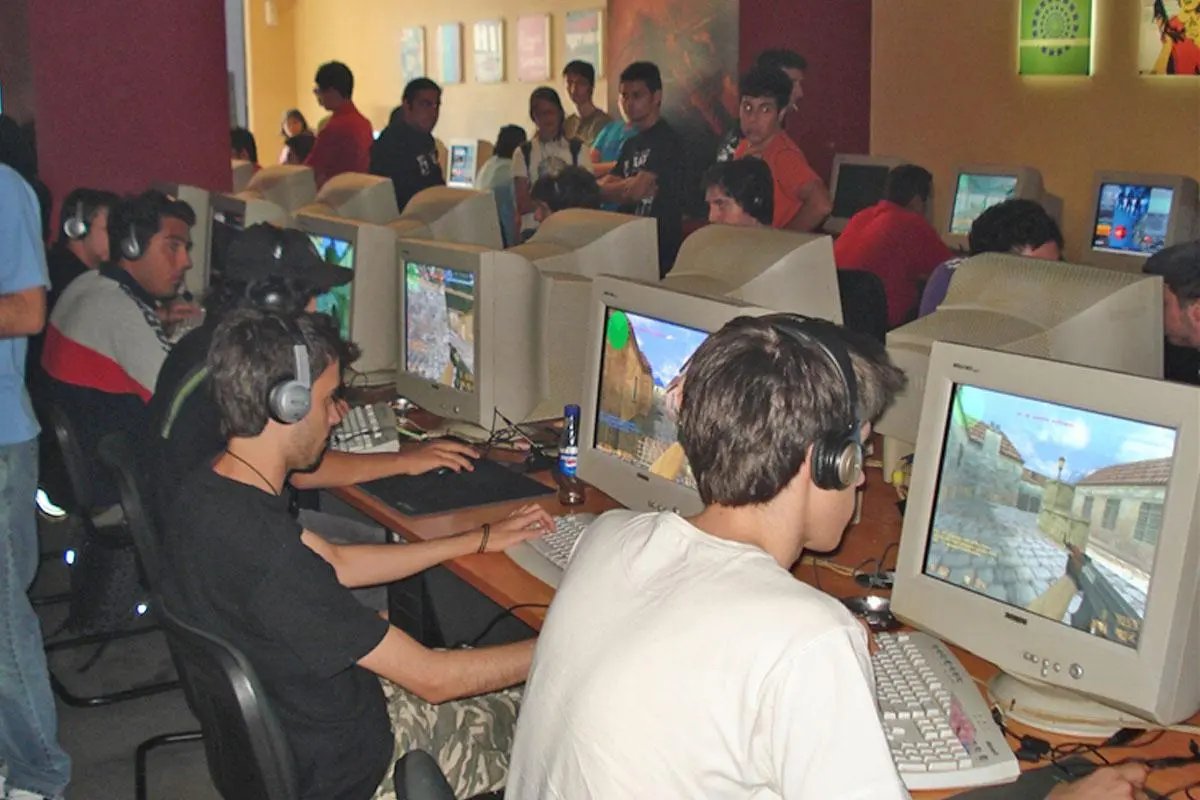 aquaismissing's tweet image. Today marks 22 years since the official release of Counter-Strike! 🎉❤️

How it started:                         How it&apos;s going: