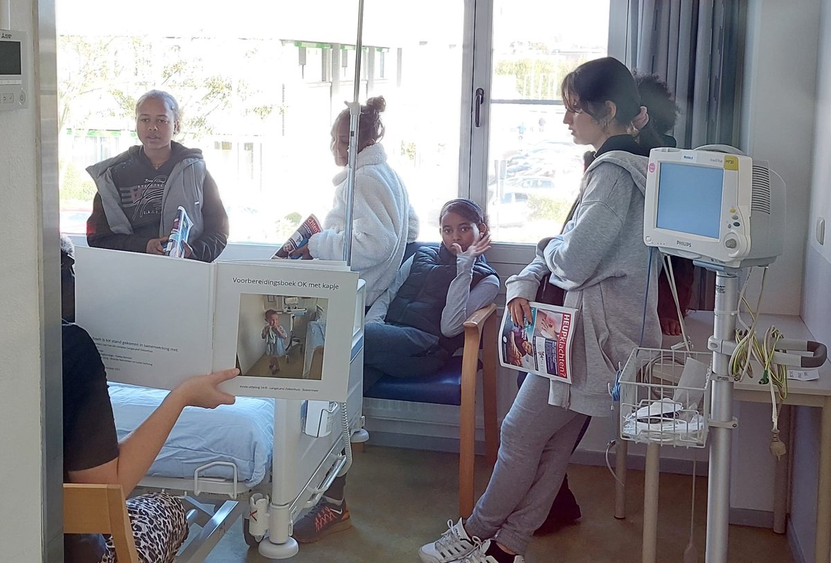 PiezoTalentenAc's tweet photo. Kinderen uit de ISK klas ontdekken dit blok #beroepen binnen de sector Zorg &amp; Welzijn. Het werkbezoek bij @LangeLandZkh was indrukwekkend! Presentatie en rondleiding, waaronder een kijkje op de kinderafdeling gaven een goede indruk! Dank voor het werkbezoek! @stichtingpiezo https://t.co/N7Uex5QC5A