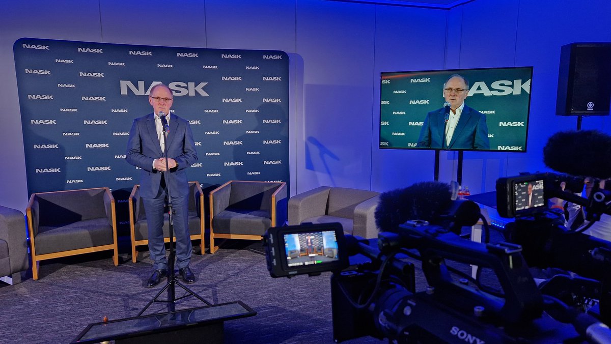 NASK_pl's tweet photo. Trwa konferencja #CommonSign. Dyrektor NASK @wojciechpawlak: Cieszy fakt, że coraz więcej Polaków korzysta z cyfrowych metod identyfikacji tożsamości. Jednak przed nami nowe wyzwania wynikające nie tylko z rozwoju technologicznego, ale też zmian prawnych takich jak np. #eIDAS. https://t.co/OXaVw3Q6IZ