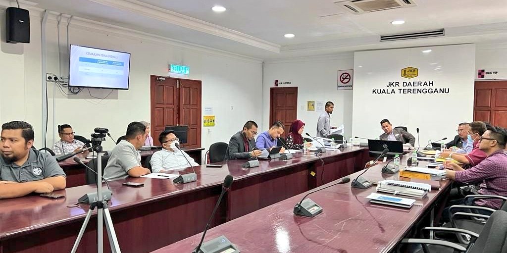 Mesyuarat Pemantauan Projek Pembinaan Jalan Alternatif Istana Syarqiyyah Kuala Terengganu &amp; Projek  menggantikan Jambatan FT003/558/20 Kuala Terengganu di Pengerusikan oleh Tn.Pengarah <a href="/IrHjMdridzwan/">IrHjMdridzwan</a> di Bilik Mesyuarat Utama <a href="/JKR_KT/">JKR Kuala Terengganu</a>.
<a href="/JKRMalaysia/">JKR Malaysia</a> <a href="/IrZulkefly/">Mohd Zulkefly S</a> <a href="/HasliJKR/">Hasli Ibrahim (Ir. Dr.)</a> <a href="/JkrMalwi/">MOHAMAD ALWI MAT ZIN</a>