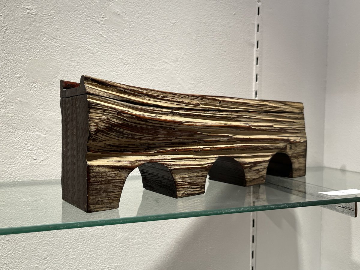 「六本木サボア・ヴィーブルで工藤茂喜展。木材を割り裂いて作る「へぎ」の技法による作」|tokunaga masayukiのイラスト