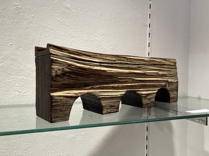 六本木サボア・ヴィーブルで工藤茂喜展。木材を割り裂いて作る「へぎ」の技法による作品。 