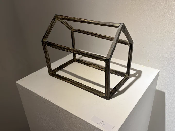 六本木サボア・ヴィーブルで工藤茂喜展。木材を割り裂いて作る「へぎ」の技法による作品。 