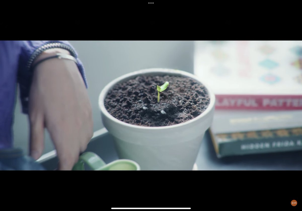 baekhofinale's tweet photo. The flower, the laptop’s background color, and the pocket watch(?) hmmmmmmm https://t.co/jEqgTs09Lz
