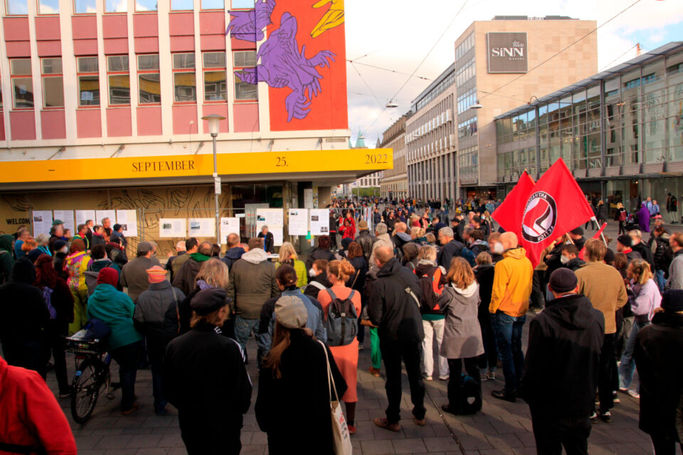 Etwa 100 Personen waren am vergangenen Samstag, den 5. November, dem Aufruf der Kasseler Solidaritätsgruppe für die inhaftierte Antifaschistin Lina gefolgt. Ein Bericht über die Kundgebung und die Solidaritätsarbeit in #Kassel.

die-dezentrale.net/seit-2-jahren-…

#FreeLina