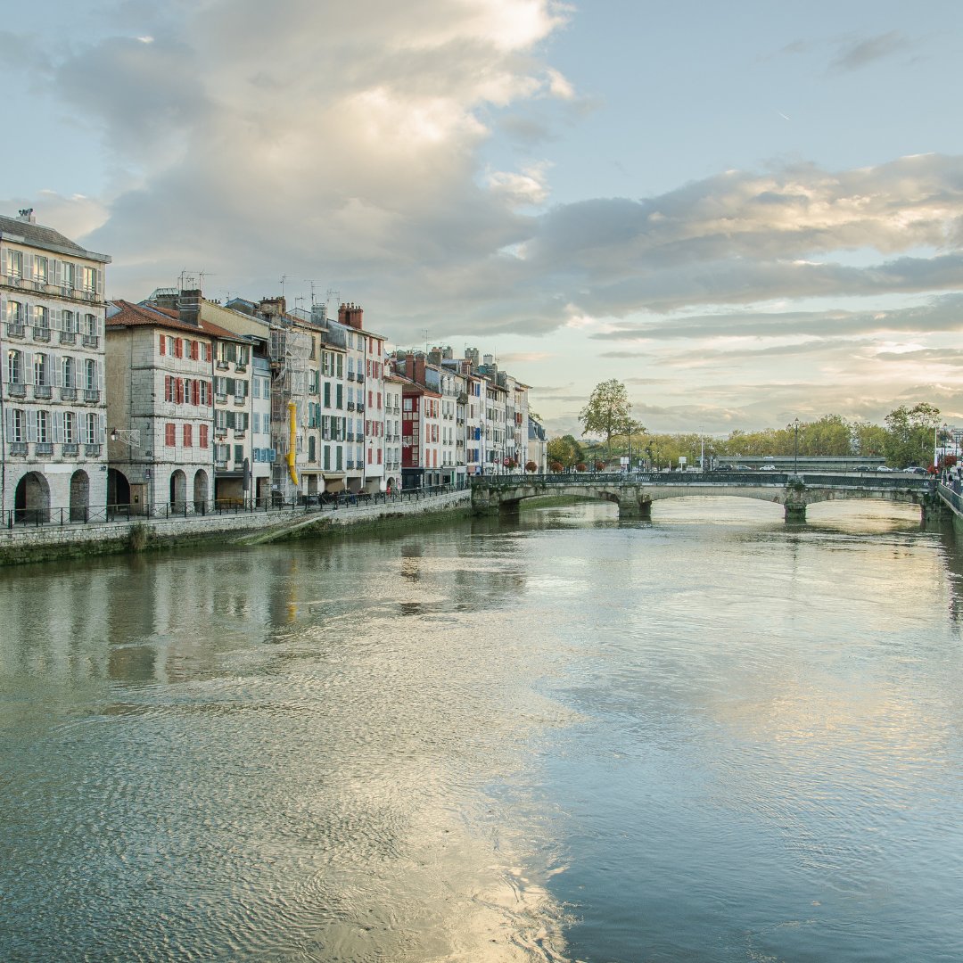 MeetingFr's tweet photo. Discover Bayonne🌶️
💡A City of Art and History, Bayonne has a rich historical and gastronomic heritage. Famous for its red &amp; white festival (the « Bayonne Festival ») that takes place every summer, it is one of these cities you should visit during your stay in the Basque Country! https://t.co/1lBLX2Zgej