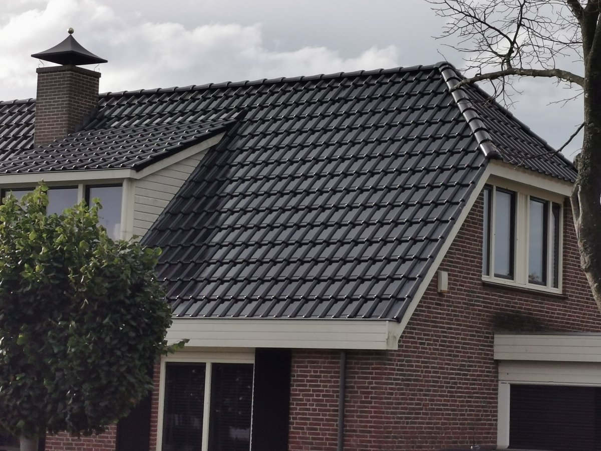Solarti_nl's tweet photo. Hey! Pssst... #solartiles nu ook in Bleiswijk te vinden! Van die keramische dakpannen met #solarpower zonder dat je #zonnepanelen ziet 😮 https://t.co/b92fnV5Ifa