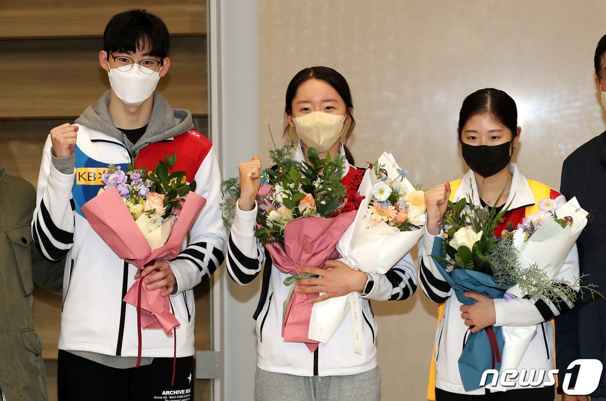 eunju975's tweet photo. #GPFigure
#AngersIDF2022
#FRA 🇫🇷 #Angers
#IDF22
2022/11/08 귀국
시니어 그랑프리 시리즈 마친
피겨 이시형 김예림 이해인
👏🏻👏🏻👏🏻
#이시형 🇰🇷
#김예림 🇰🇷
#이해인 🇰🇷 https://t.co/BqSe2yPfWM