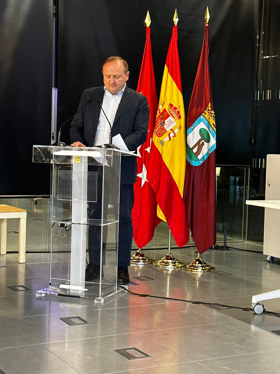 MARedondoR's tweet photo. Acudimos a la  inauguración de feria de empleo de Villaverde en la nave organizada por la asociación de autónomos de Villaverde, con el apoyo de la junta de distrito de Villaverde, con la participación de 26 empresas y de la @aempleomadrid.

#Madridmotoreconomico https://t.co/kfLIp2ZPPq