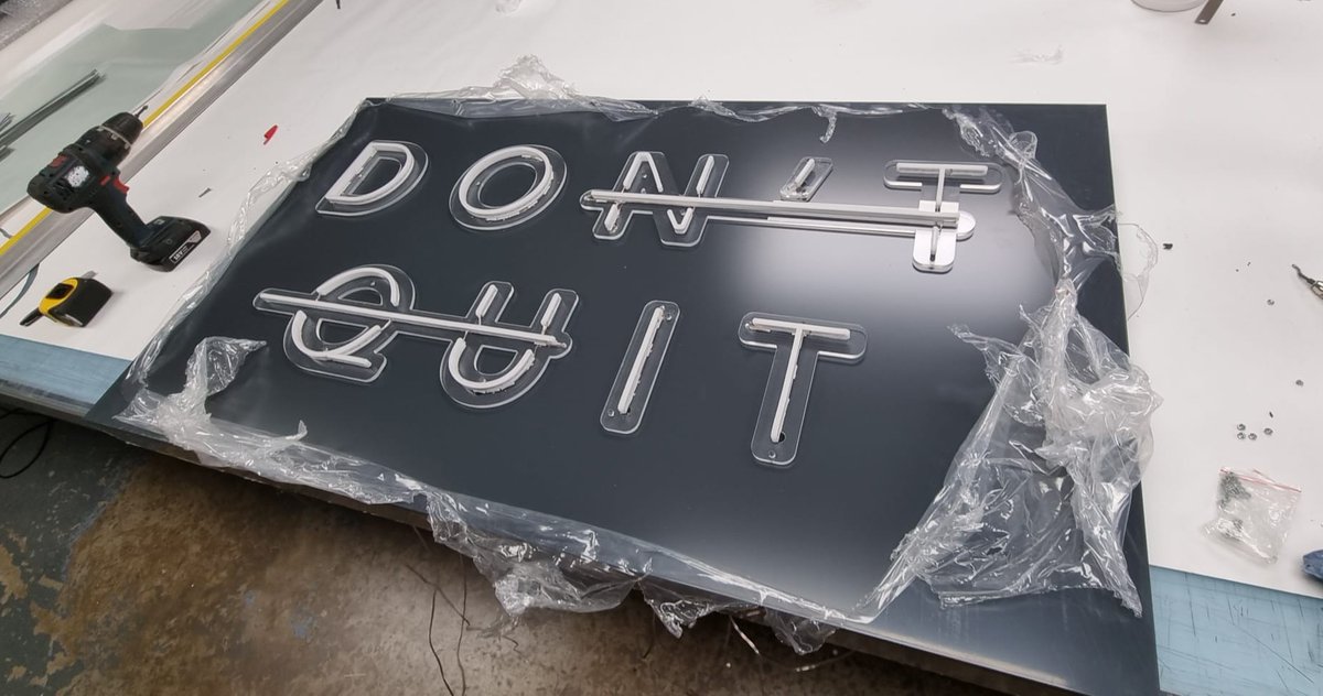 Sign_SolutionUK's tweet photo. 💡💡💡
We test all of our illuminated signs prior to install to make sure everything is working as it should and all you have to do is turn it on! Easy right? 

This sign was made for a small gym inside a large office building. 

#signage #neon #gym #print #design #install https://t.co/DosKxmSr2R