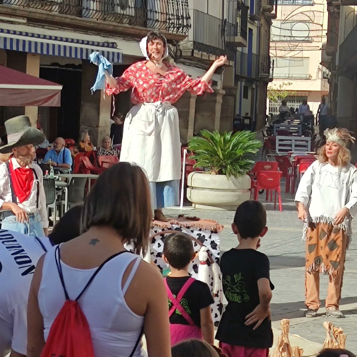 13 /10/2022 Actuación en Calanda con el espectáculo de Teatro de Calle Infantil-Participativo "UNA DE INDIOS Y VAQUEROS"