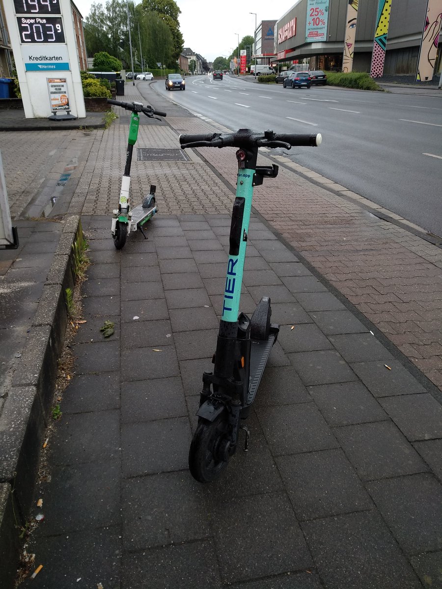 TorbenSchultz's tweet photo. Euch kann ich es ja schon mal erzählen:
#LINKE #MG beantragt eine Sondernutzungsgebühr für #EScooter um damit Parkplätze in Abstellflächen zu wandeln und so der Gefährdung durch ordnungswidrig abgestellte #Scooter entgegen zu wirken.
https://t.co/pDNdN0wGx4 https://t.co/qxKQjFuON1
