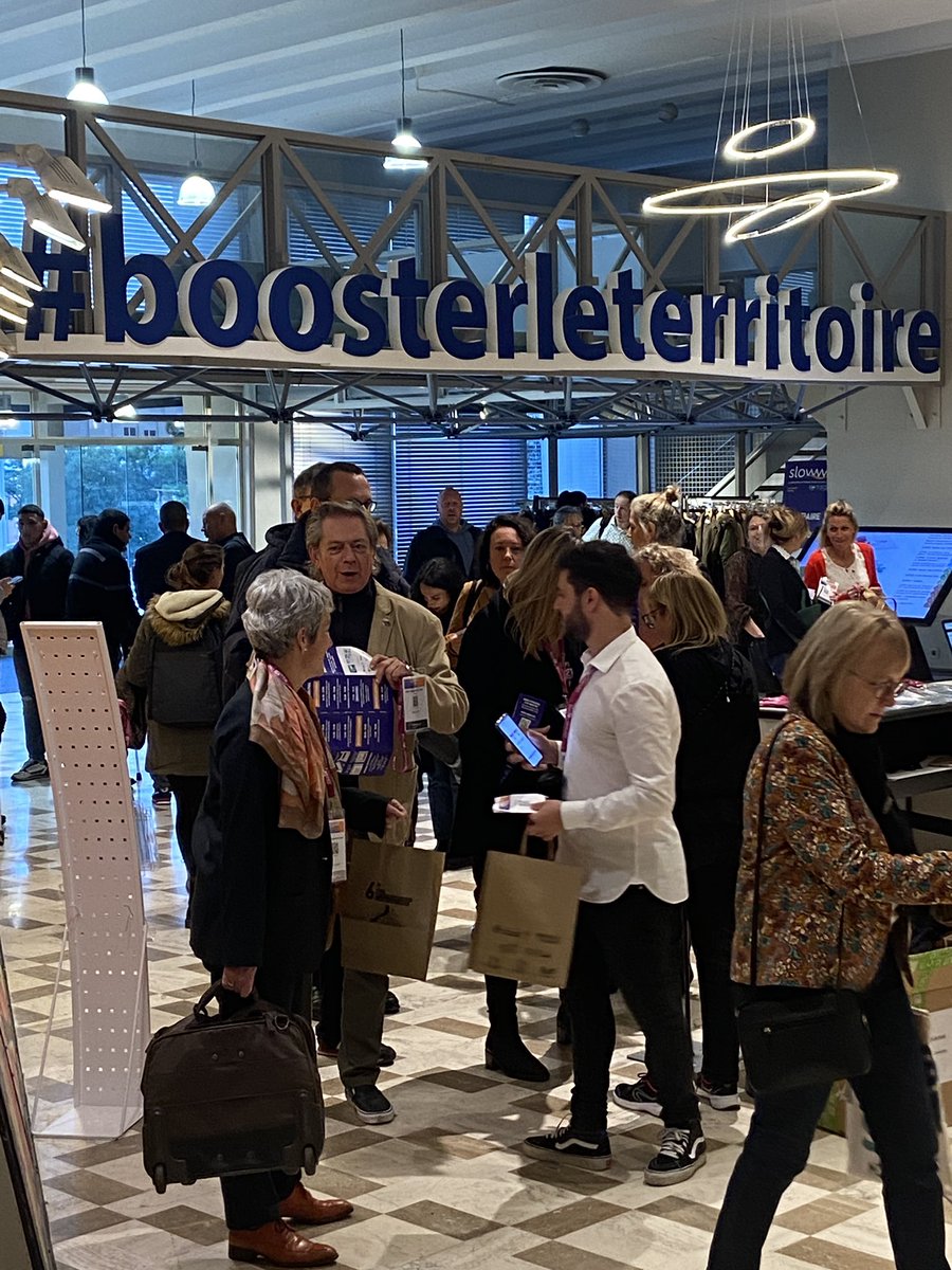 vnf_officiel's tweet photo. [En direct] #Sloww! C’est parti pour 2 jours d’échanges autour du #Tourisme #Fluvial et fluvestre à Arles. 
Tourisme itinérant, loisirs nautiques, hébergement, nouvelles motorisations, ports propres, corridor vert au cœur des échanges des 500 participants inscrits ! https://t.co/jfQDMvmSPY