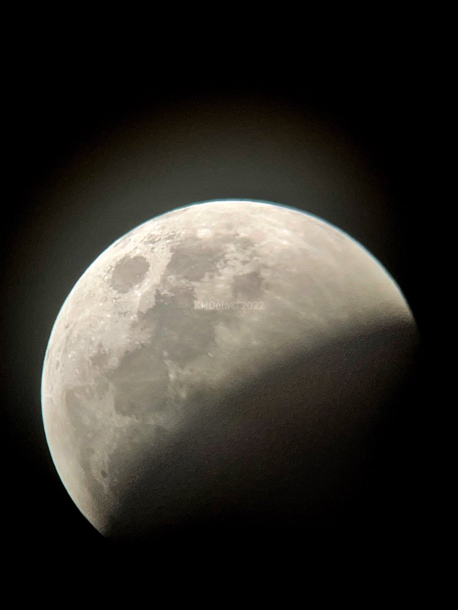 Kat_HDela's tweet photo. Lunar eclipse happening. #moon #LunarEclipse 

My 📷 https://t.co/2M5qxPmuRF
