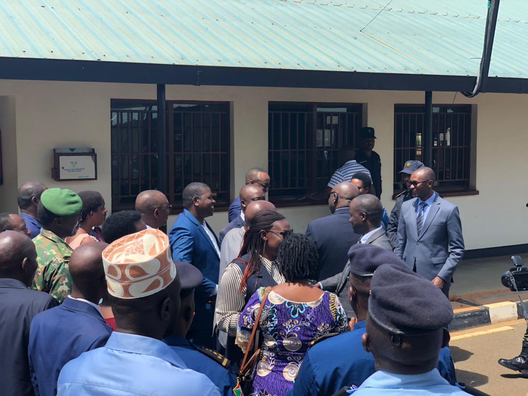 IGIHE's tweet photo. Ku mupaka wa Nemba uherereye mu Karere ka Bugesera uhuza u Rwanda n’u Burundi hateraniye inama ihuriweho n’Intara ya Kirundo yo mu Burundi ndetse n’Intara y’Iburasirazuba n’Amajyepfo zo mu Rwanda. https://t.co/AIxqLTmhjq