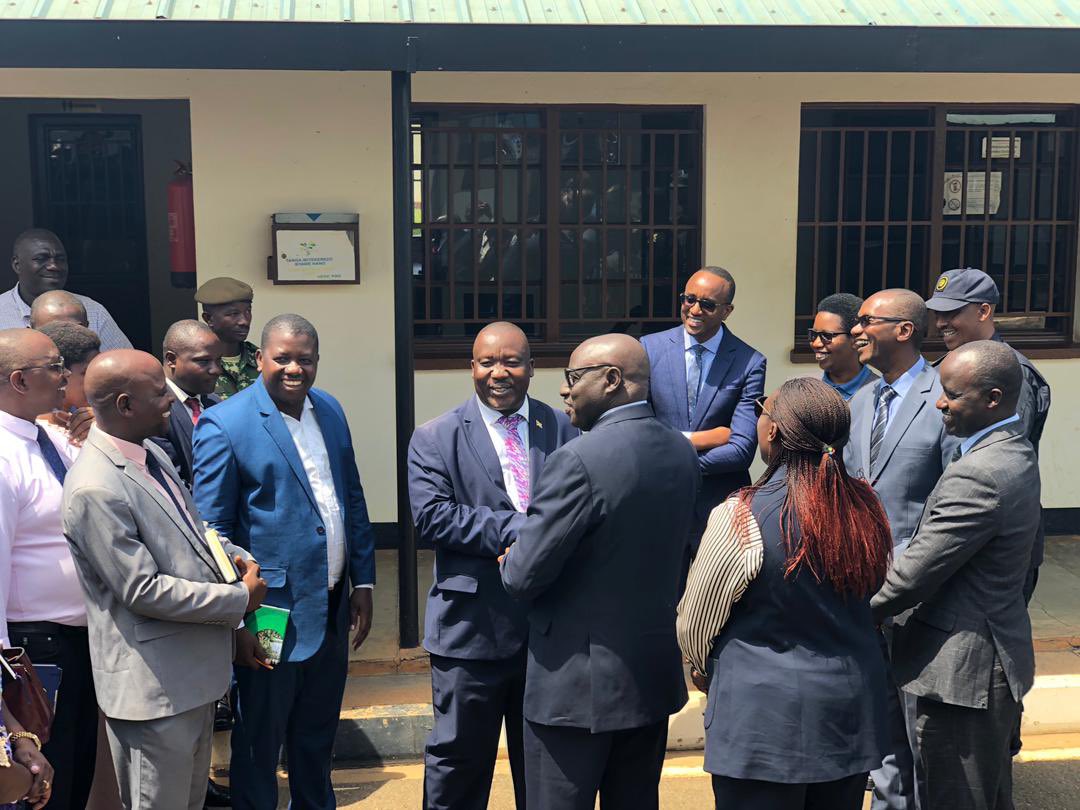 IGIHE's tweet photo. Ku mupaka wa Nemba uherereye mu Karere ka Bugesera uhuza u Rwanda n’u Burundi hateraniye inama ihuriweho n’Intara ya Kirundo yo mu Burundi ndetse n’Intara y’Iburasirazuba n’Amajyepfo zo mu Rwanda. https://t.co/AIxqLTmhjq