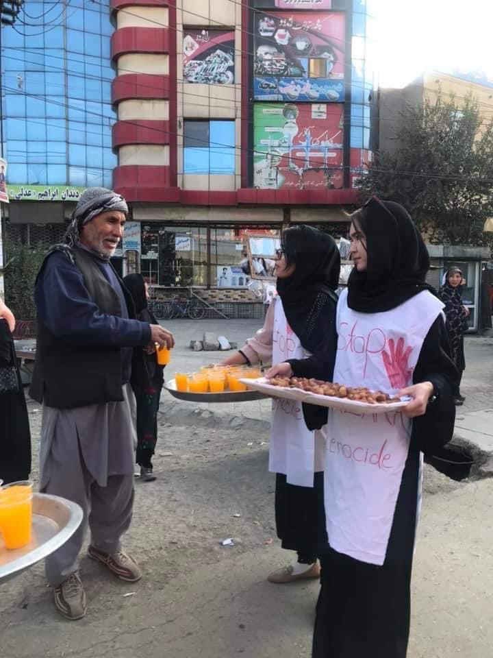 دختران با احساس و شجاع کابل 

به مناسبت چهلمین روز گل‌های پرپر شده مرکز آموزشی کاج و محکوم‌نمودن حمله هدف‌مندانه تروریستی بالای این مرکز، گروه « دختران رضار کار» برنامه یاد بود از چهلم شهدای کاج را در جاده های کابل اینگونه بزرگداشت نمودند.

#StopHazaraGenocide