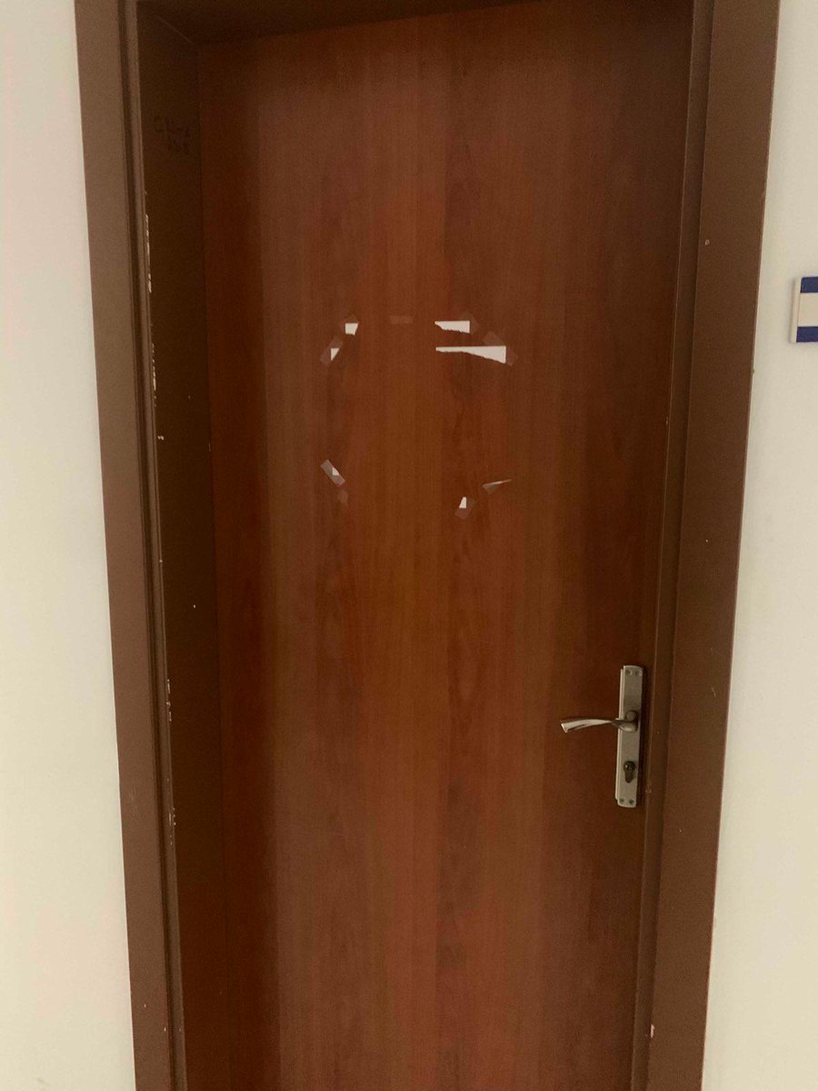 bogazicitv's tweet photo. 🔴 Son Dakika
Boğaziçi Üniversitesi'nde özel güvenlik binaları gezip akademisyenlerin ofis kapınalar��na astıkları 674 gündür devam eden direnişe dair afiş ve posterleri topluyor. https://t.co/vQW8WFtlEU