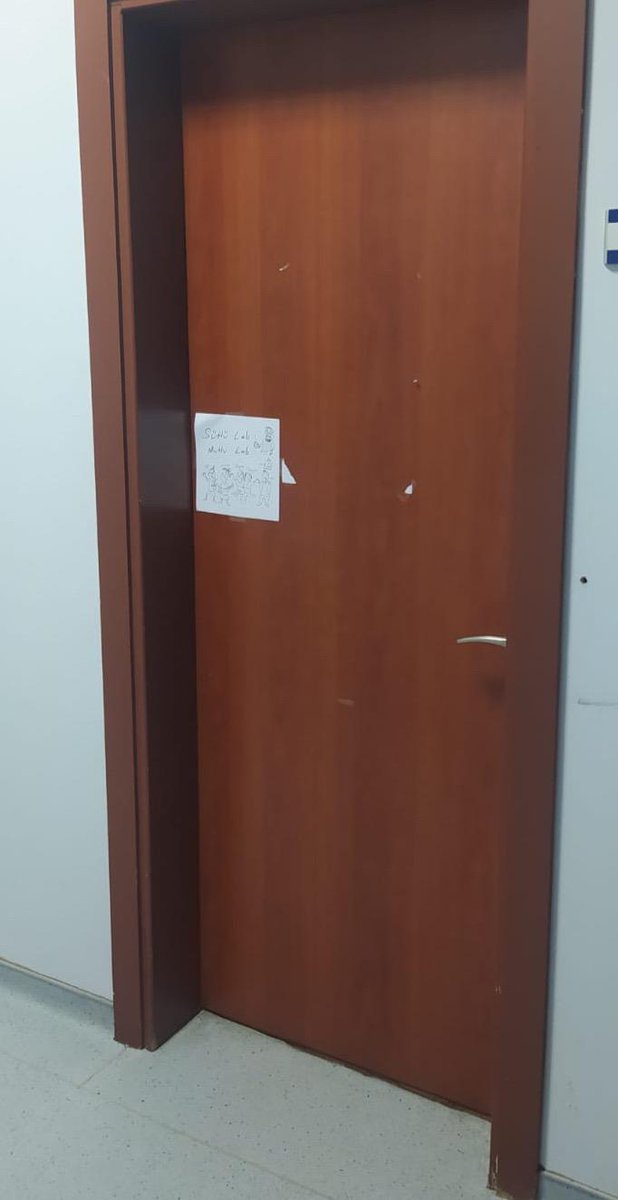 bogazicitv's tweet photo. 🔴 Son Dakika
Boğaziçi Üniversitesi'nde özel güvenlik binaları gezip akademisyenlerin ofis kapınalar��na astıkları 674 gündür devam eden direnişe dair afiş ve posterleri topluyor. https://t.co/vQW8WFtlEU