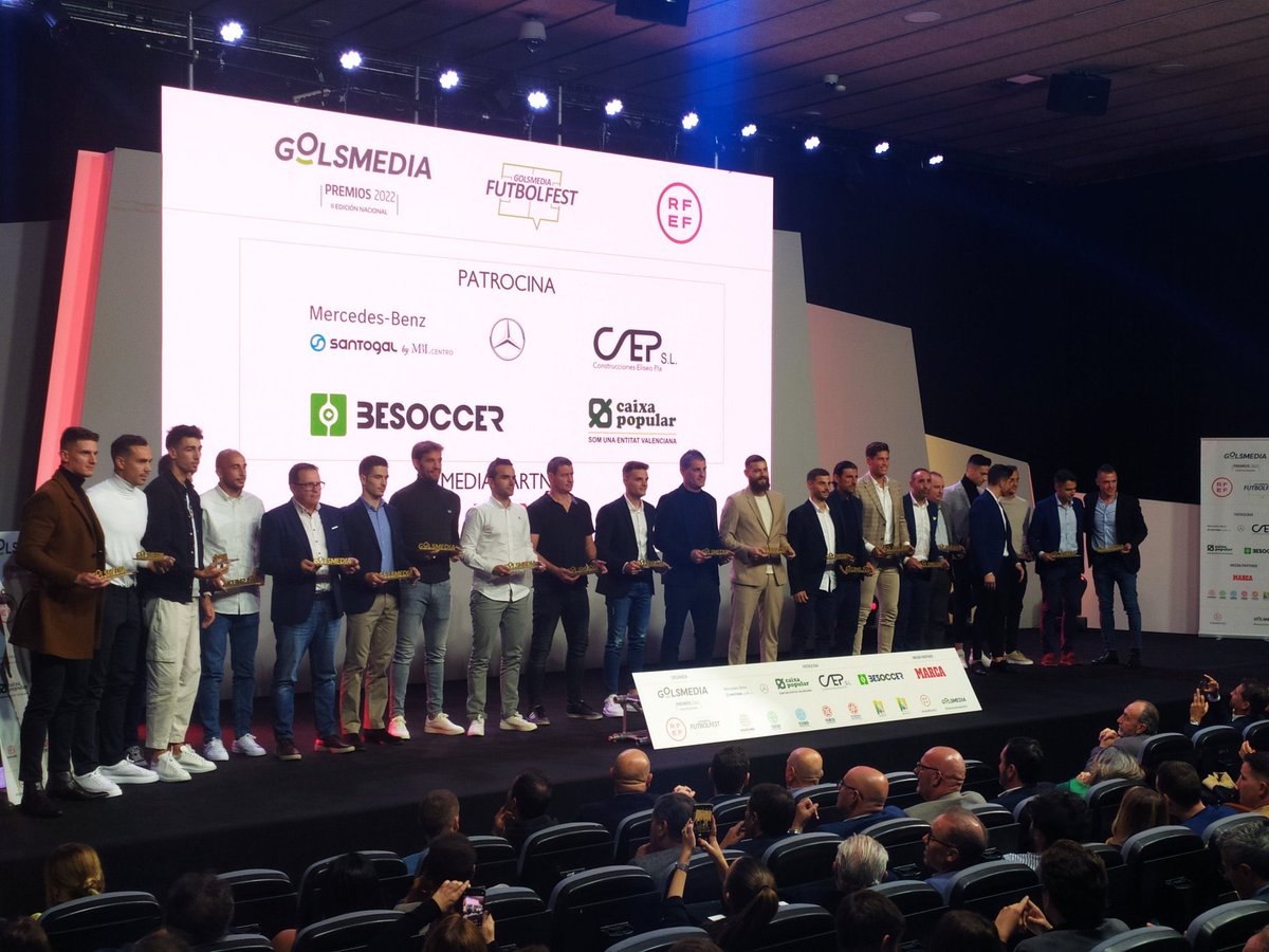 clubdepguijuelo's tweet photo. 🏅🏆 @mariosanga y @SergioGarban7 fueron ayer elegidos como mejor entrenador y mejor jugador del Grupo VIII de 3ª R.F.E.F de la temporada 2021/22 en los premios que organiza @GolsmediaNacion 

🔝¡Estamos orgullosos de vosotros! 😍

#CDGuijuelo | #TodoalVerde 💚 https://t.co/uBLcll4p4I