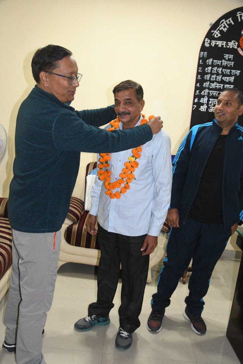 Vivek_Peelwad's tweet photo. मेरे #चाचा_जी Munshi Ram Gurjar #CRPF से रिटायर्ड होने पर अधिकारियों द्वारा स्वागत-सत्कार दिया गया उनका देश सेवा मे बहुत योगदान रहा उनको बहुत बहुत शुभकामनाएं बधाई हों..
#conguratulation https://t.co/qc1B9QUB6H