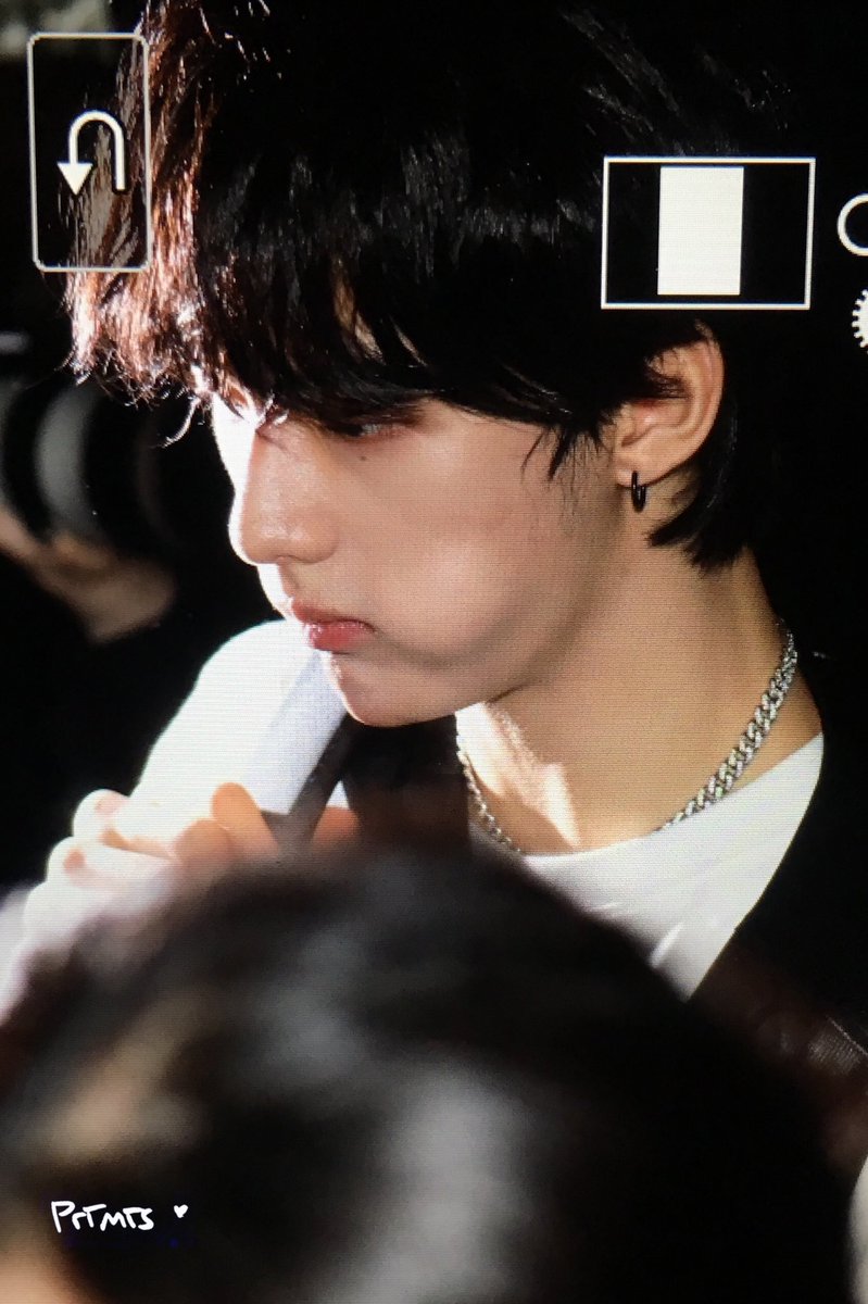 hyunjinie320's tweet photo. one of my favorite hyunjin clips is him casually enjoying his snacks in the middle of a crowd after music bank, he looked so happy with his snacks 😭 https://t.co/eiR7AAOOnA