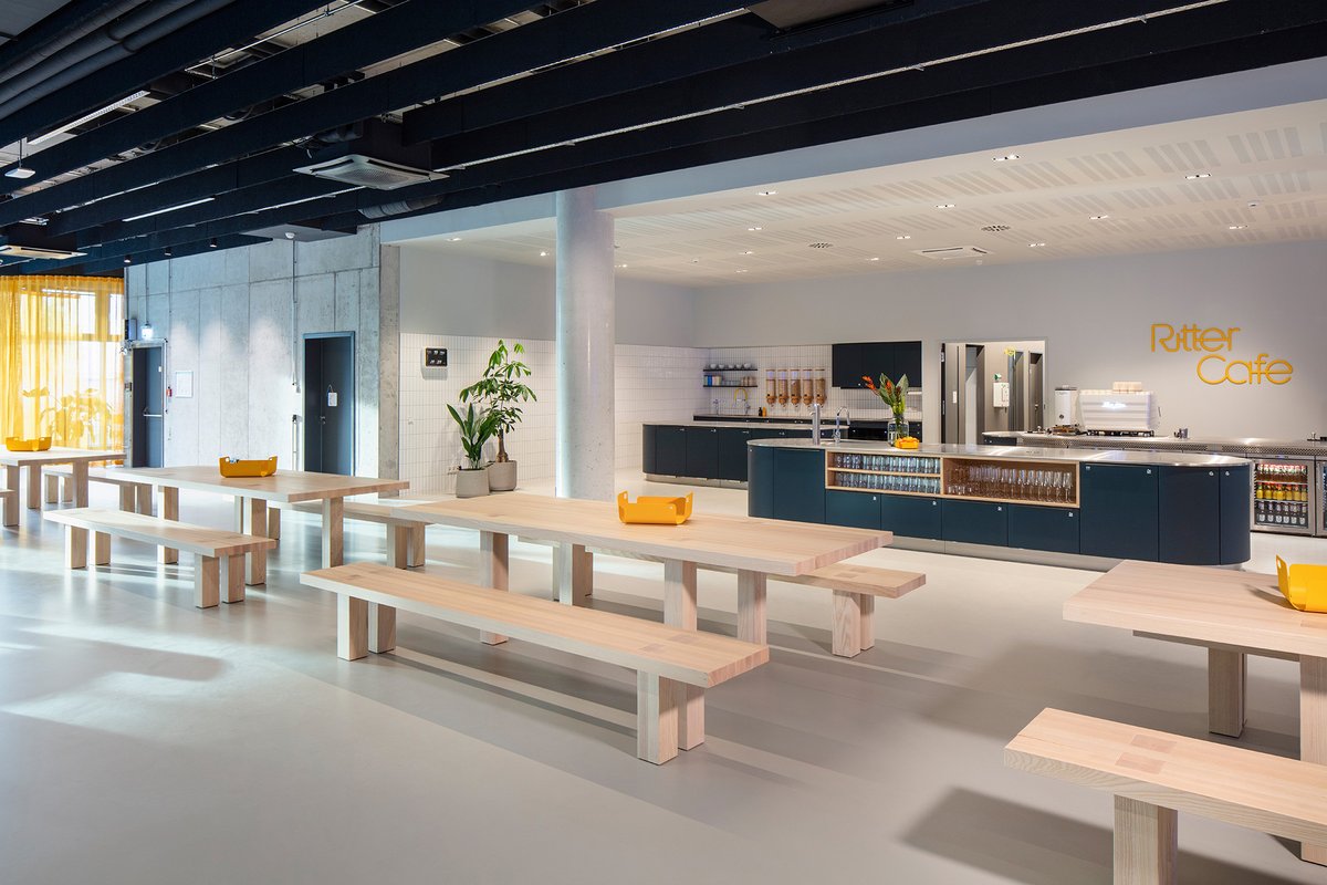 We linear ceiling elements dampen sound to allow for a better experience at <a href="/contentful/">Contentful</a> berlin.

Photography: Koy + Winkel