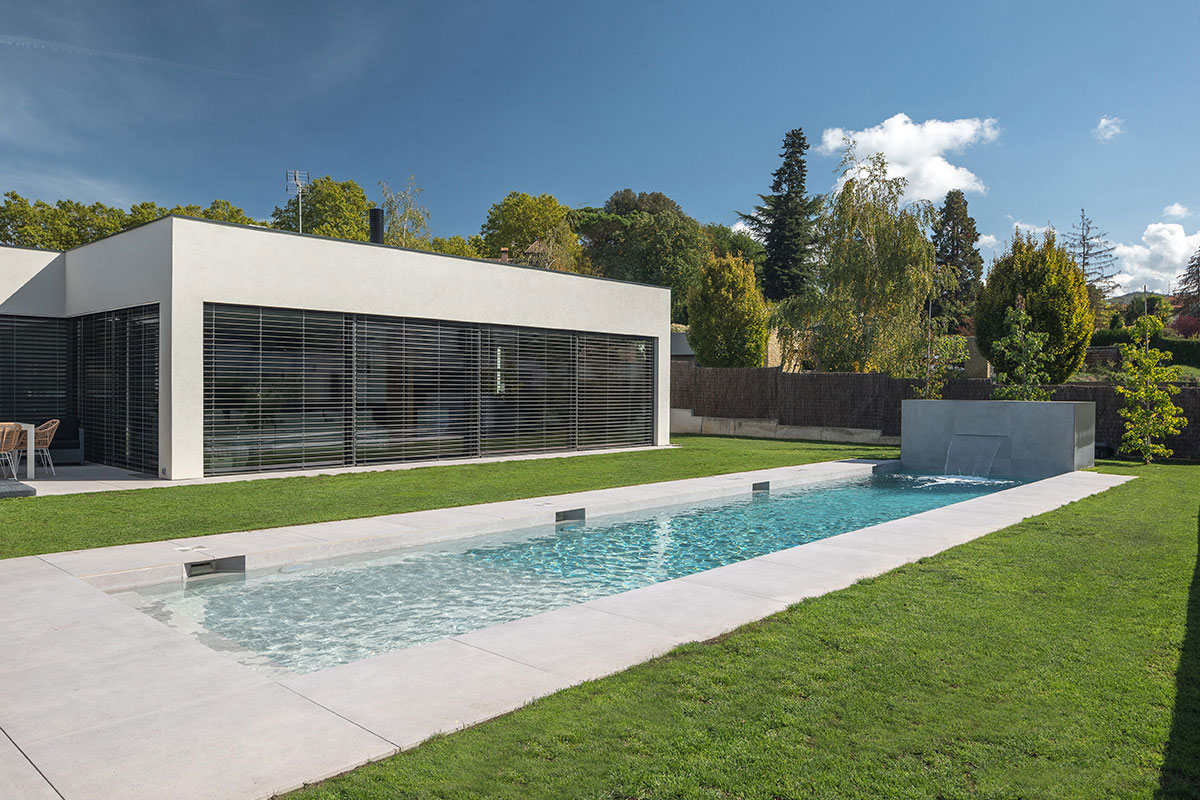 Una catifa d’aigua cristal·lina reflecteix els matisos del cel i replica la geometria essencial de l’habitatge.  #obres #obres_codinachs

piscinesvalles.com/un-murmuri-sob…