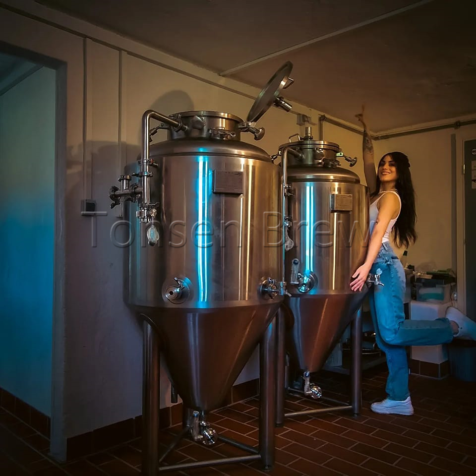 HelenLiu2018's tweet image. Thank you Switzerland customers for good feedback on our fermentation tank. Hope your brewery business is booming!! Cheers!!🍻🍻
Email: helen@tonsenbrew.com
Whatsapp: +86 153 1556 2731
#tonsen #fermenter #beerbrewing #beer #brewingco #unitank #fv #cct #bbt #brewingequipment #beer