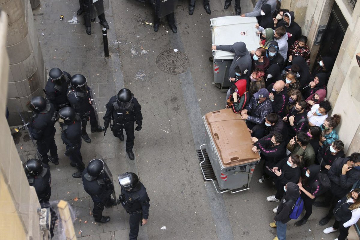 #HABITATGE | Fiscalia demana presó a un grup d’activistes per intentar aturar un #desnonament al #Raval directa.cat/fiscalia-deman… Per a quatre de les encausades demanen presó i per a les altres tres penes multa.  Totes sumen dotze anys de presó i 27.000 euros. Per <a href="/gemma_g_fabrega/">Gemma Garcia</a>