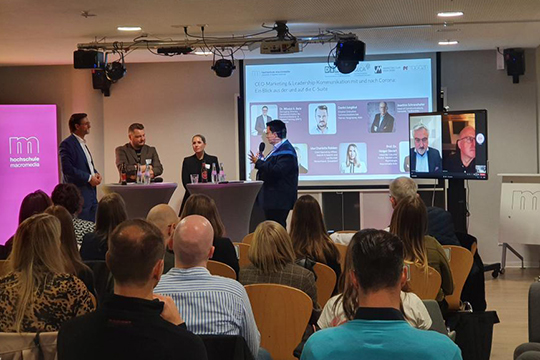 'Rampensäue müssen umlernen': Über das Thema #Führungskommunikation diskutierte ein hochkarätig besetztes Panel an der @hs_macromedia in Köln. Moderiert wurde die Runde von @holger_sievert. Das #prmagazin war als Kooperationspartner dabei. 👉 Rückblick: prmagazin.de/rampensaeue-mu…