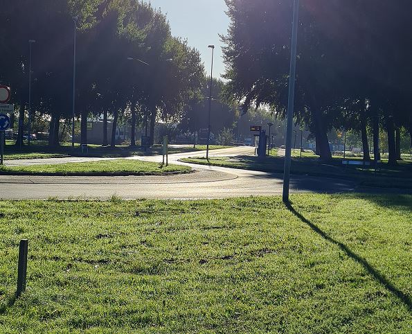 werkaandedreven's tweet photo. Vrijdag 11 nov ’s avonds 20.00 uur tot 6.00 uur ’s morgens maandag 14 nov vernieuwen we het asfalt op de rotonde van de Grote Vaartweg-Bolderweg en de kruising met de Dukdalfweg. De Grote Vaartweg daar en het fietspad over de brug is afgesloten. Info: https://t.co/7bdXfWwz92 . 🚧 https://t.co/NvhNrDpGqW
